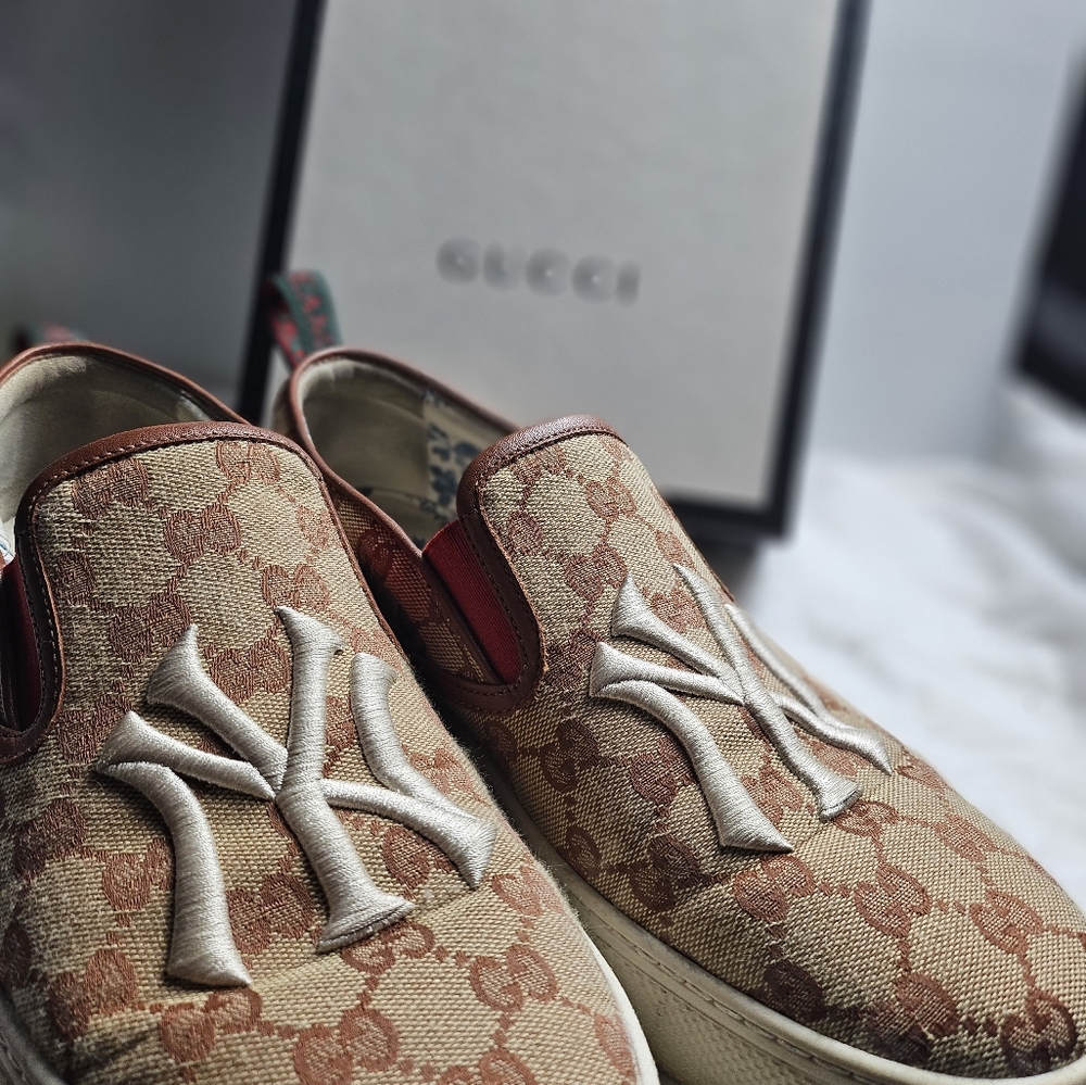 US 9.5 NEW $670 GUCCI Men's GG Logo Canvas NY YANKEES Patch Slip On SNEAKERS
